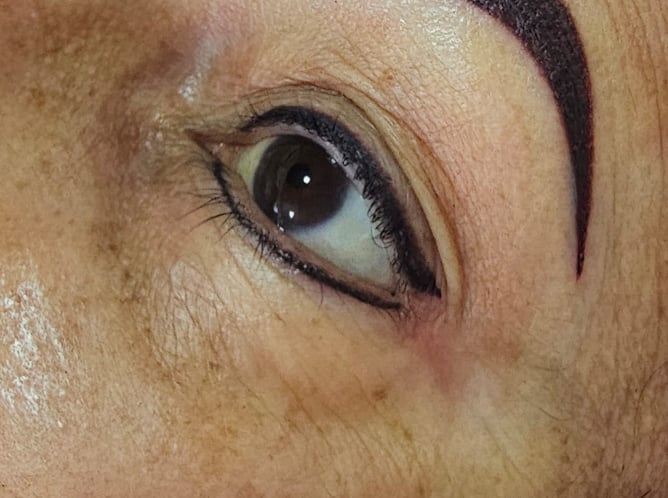 Micro de Olhos e Sobrancelhas Simétricas com Correção de Micro em Curitiba
