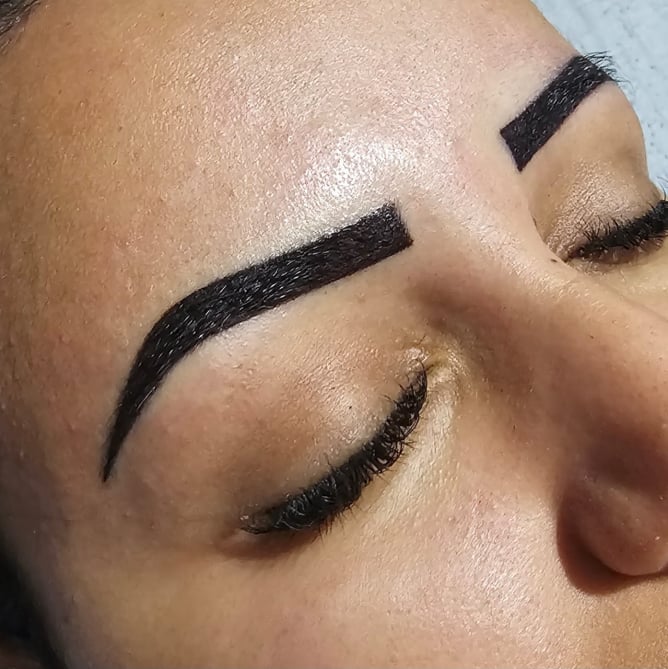 A solução para corrigir falhas na sobrancelha e renovar a cor dos lábios. Corrija seu microblading na Divas da Micro em Curitiba!